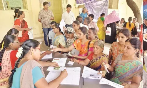 பணம் கிடைக்காதவர்களுக்கு கலெக்டர், தாசில்தார் அலுவலகங்களில் உதவி மையம் பணம் கிடைக்காதவர்களுக்கு கலெக்டர், தாசில்தார் அலுவலகங்களில் உதவி மையம்