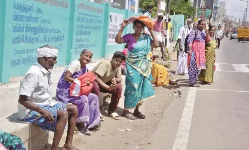 பயணிகள் நிழற்குடை இல்லாததால் பொதுமக்கள் அவதி பயணிகள் நிழற்குடை இல்லாததால் பொதுமக்கள் அவதி
