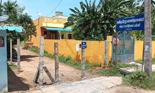 அரசு பள்ளிக்கு செல்லும் பாதையை முள்வேலி அமைத்து மூடியதால் மாணவர்கள் தவிப்பு