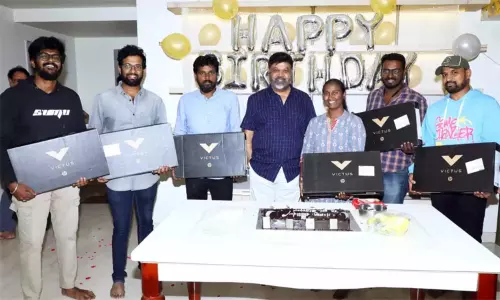 உதவி இயக்குனர்களுக்கு லேப்டாப் பரிசளித்த பி.வாசு உதவி இயக்குனர்களுக்கு லேப்டாப் பரிசளித்த பி.வாசு