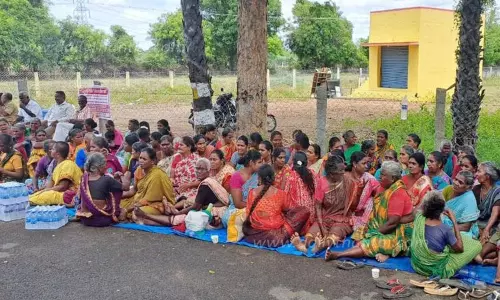 விவசாய நிலத்தில் மதுக்கடை திறக்க எதிர்ப்பு; 4-வது நாளாக போராட்டம்