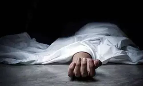 வெவ்வேறு இடங்களில் 2 தொழிலாளிகள் மயங்கி விழுந்து சாவு