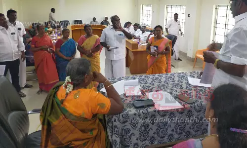 ஆரணி ஊராட்சி ஒன்றிய கூட்டத்தில் தலைவர் இருக்கையை அ.தி.மு.க.கவுன்சிலர்கள் முற்றுகை