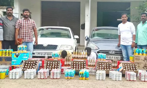 கார்களில் கடத்தப்பட்ட 648 மதுபாட்டில்கள் பறிமுதல்