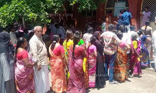 கலைஞர் மகளிர் உரிமைத்தொகை திட்ட வி்ண்ணப்ப நிலை அறிய திரண்ட பெண்கள்