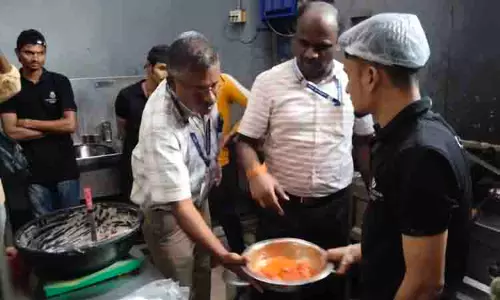 உணவகங்களில் அதிகாரிகள் திடீர் சோதனை