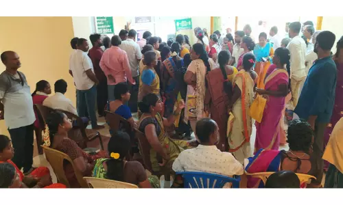 மகளிர் உரிமைத்தொகைக்கு பதிவுசெய்ய வந்த மூதாட்டி மயங்கி விழுந்தார்