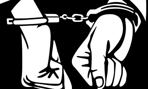 தொழிலாளியை தாக்கிய 2 பேர் கைது