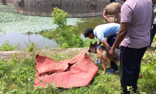 வாலிபரை கொன்று கை, கால்களை கட்டி அகழியில் உடல் வீச்சு