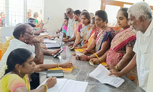 மகளிர் உரிமைத்தொகை கிடைக்காத நூற்றுக்கணக்கானோர் குவிந்தனர்