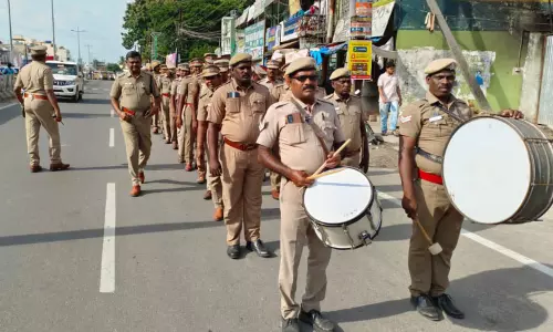 போலீஸ் கொடி அணிவகுப்பு