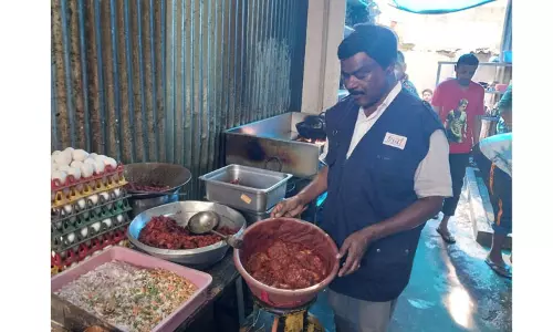 கடைகளில் உணவு பாதுகாப்பு அதிகாரிகள் ஆய்வு