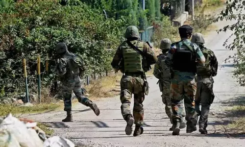 காஷ்மீரில் 2 பயங்கரவாதிகள் சுட்டுக்கொலை