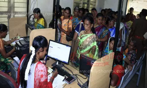 இ-சேவை மையங்களில் உரிமைத்தொகை மேல்முறையீடு செய்ய குவிந்த பெண்கள்