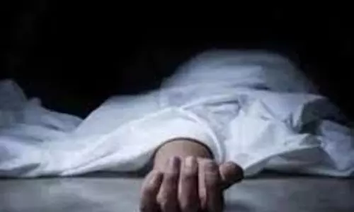 தந்தை கண்முன் சாரத்தில் இருந்து தவறி விழுந்து கொத்தனார் சாவு