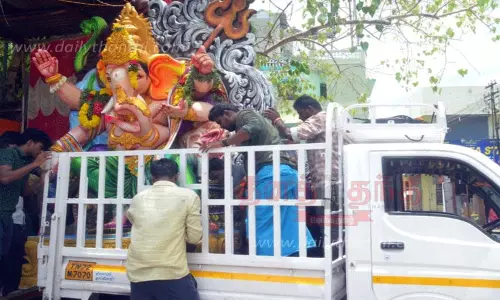 அனுமதியின்றி வைக்கப்பட்ட விநாயகர் சிலை இடமாற்றம்