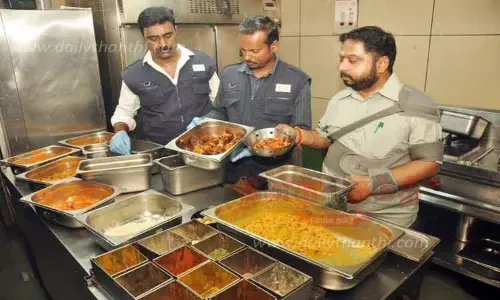 ஈரோடு மாவட்டத்தில் 38 ஓட்டல்களில் அதிகாரிகள் ஆய்வு 34 கிலோ கெட்டுப்போன இறைச்சி பறிமுதல் ஈரோடு மாவட்டத்தில் 38 ஓட்டல்களில் அதிகாரிகள் ஆய்வு 34 கிலோ கெட்டுப்போன இறைச்சி பறிமுதல்