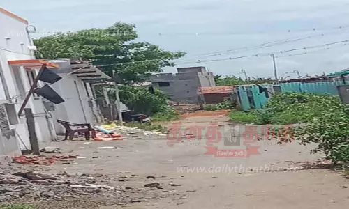 கவுந்தப்பாடி அருகே பரபரப்பு  முடிதிருத்தும் தொழிலாளர்கள் வீடுகளில் கருப்புக்கொடி ஏற்றி போராட்டம்