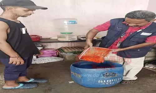 சத்தியமங்கலம், பெருந்துறையில் உள்ள ஓட்டல்களில் உணவு பாதுகாப்பு துறை அதிகாரிகள் திடீர் ஆய்வு கெட்டுப்போன இறைச்சி பறிமுதல் சத்தியமங்கலம், பெருந்துறையில் உள்ள ஓட்டல்களில் உணவு பாதுகாப்பு துறை அதிகாரிகள் திடீர் ஆய்வு கெட்டுப்போன இறைச்சி பறிமுதல்