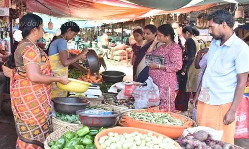புரட்டாசி மாதம் பிறப்பையொட்டி ஈரோட்டில் காய்கறி விலை உயர்ந்தது