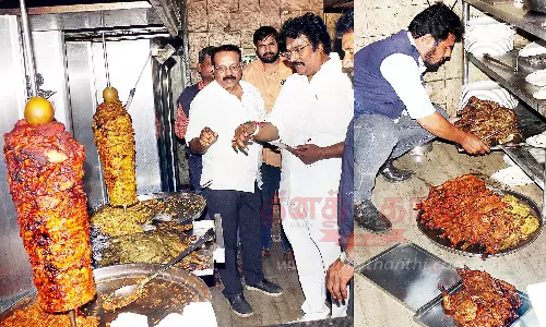 சவர்மா கடைகளில் உணவு பாதுகாப்பு அதிகாரிகள் அதிரடி சோதனை