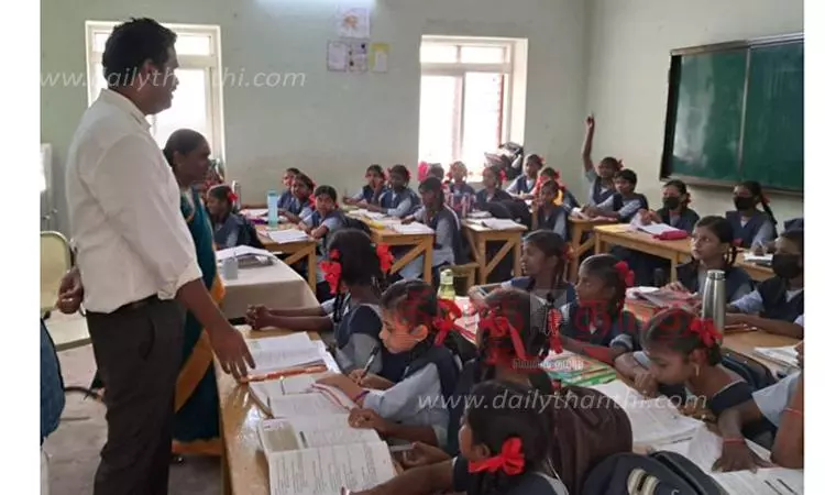 அரசு பள்ளிகளில் கலெக்டர் திடீர் ஆய்வு அரசு பள்ளிகளில் கலெக்டர் திடீர் ஆய்வு