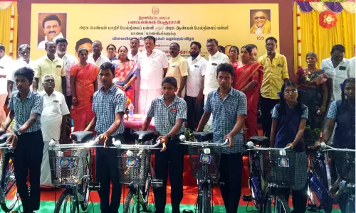 மாணவ- மாணவிகளுக்கு விலையில்லா சைக்கிள் மாணவ- மாணவிகளுக்கு விலையில்லா சைக்கிள்
