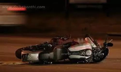 மினிவேன் மீது மோட்டார்சைக்கிள் மோதி வாலிபர் பலி