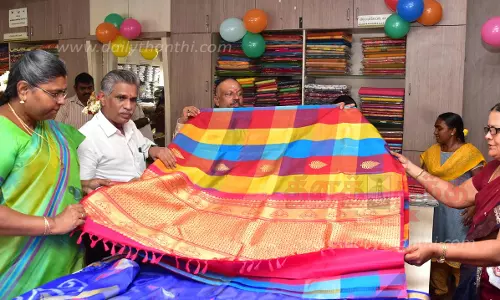 நாமக்கல் கோ-ஆப்டெக்சில்30 சதவீத தள்ளுபடியில் ஜவுளி விற்பனைகலெக்டர் உமா தொடங்கி வைத்தார்