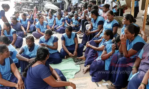 நாமக்கல் அரசு ஆஸ்பத்திரியில்தூய்மை பணியாளர்கள் தர்ணா போராட்டம்