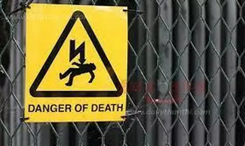 மின்வேலியில் சிக்கி வாலிபர் இறந்த பரிதாபம்-உடலை காட்டில் வீசிய விவசாயி கைது