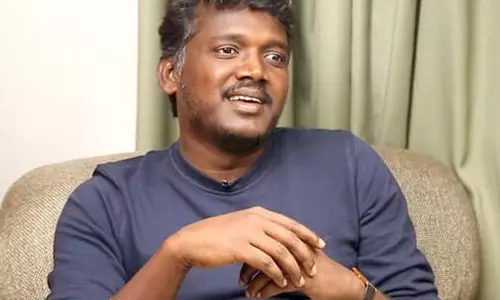 இளம் பாடகியை கட்டியணைத்து பாராட்டிய மாரி செல்வராஜ் இளம் பாடகியை கட்டியணைத்து பாராட்டிய மாரி செல்வராஜ்