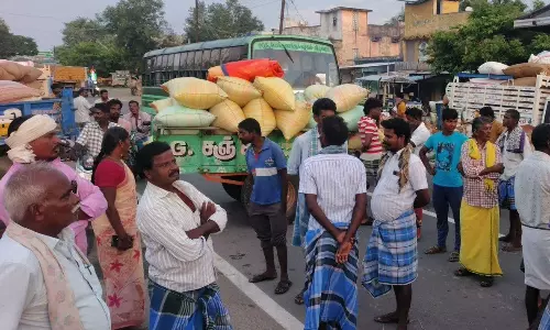 செஞ்சி ஒழுங்குமுறை விற்பனைக்கூட அதிகாரிகளை கண்டித்து      நெல் மூட்டைகளுடன் வாகனங்களை சாலையின் குறுக்கே நிறுத்தி விவசாயிகள் மறியல் ;          2 மணி நேரம் போக்குவரத்து பாதிப்பு