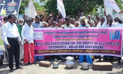 மனைப்பட்டா கேட்டு       தாலுகா அலுவலகத்தில் மாற்றுத்திறனாளிகள் குடியேறும் போராட்டம்               விக்கிரவாண்டியில் பரபரப்பு