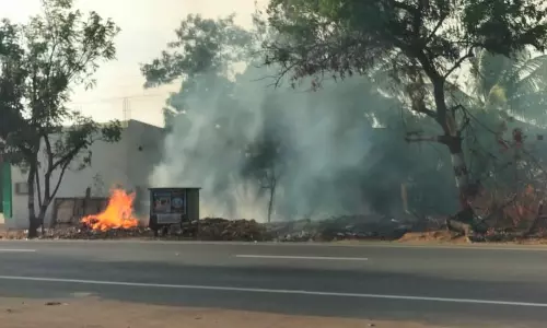 தீ வைத்து எரிக்கப்படும் குப்பைகள்