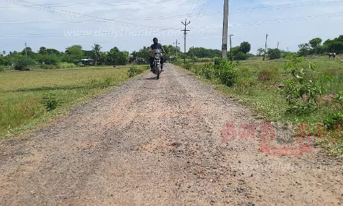 ஜல்லி கற்கள் பெயர்ந்து கிடக்கும் சாலை சீரமைக்கப்படுமா? ஜல்லி கற்கள் பெயர்ந்து கிடக்கும் சாலை சீரமைக்கப்படுமா?