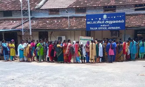 வங்கி கணக்கிற்கு பணம் வராத பெண்கள் தாலுகா அலுவலகத்திற்கு படையெடுப்பு