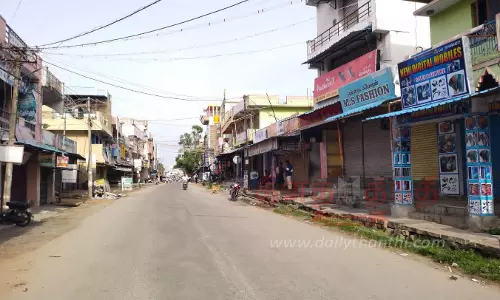 சூளகிரி வட்டார வளர்ச்சி அலுவலக வளாகத்தில் உள்ளவிநாயகர் கோவிலில் கும்பாபிஷேக விழா நடத்தக்கோரி கடை அடைப்பு போராட்டம்