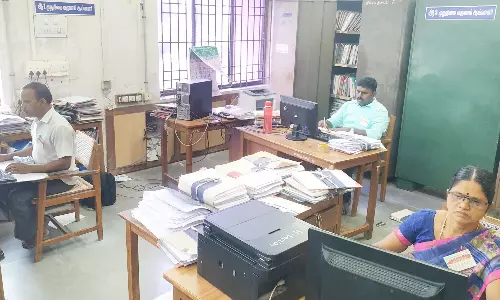 வருவாய்த்துறையினர் கோரிக்கை அட்டை அணிந்து பணிபுரிந்தனர்