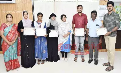 பேச்சு போட்டிகளில் வென்றவர்களுக்கு பரிசு கலெக்டர் வழங்கினார்