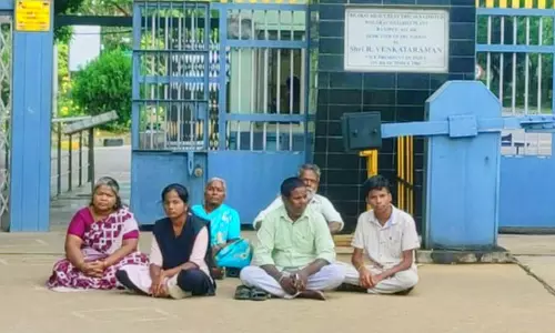 பெல் தொழிற்சாலை முன்பு கேண்டீன் ஊழியர் குடும்பத்துடன் தர்ணா