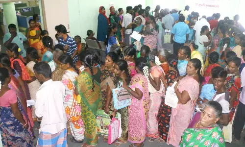 மகளிர் உரிமைத்தொகை திட்டத்தில் விண்ணப்பங்களின் நிலையை அறிய2-வது நாளாக தாலுகா அலுவலகத்தில் குவிந்த மக்கள்
