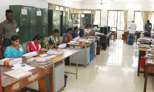கூடுதல் பணியிடங்களை ஒதுக்கீடு செய்யக்கோரி     கோரிக்கை அட்டை அணிந்து பணியாற்றிய வருவாய்த்துறை அலுவலர்கள்