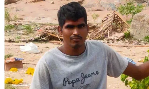 விநாயகர் சிலையை கரைக்க சென்ற வாலிபர் தடுப்பணையில் மூழ்கி பலி விநாயகர் சிலையை கரைக்க சென்ற வாலிபர் தடுப்பணையில் மூழ்கி பலி