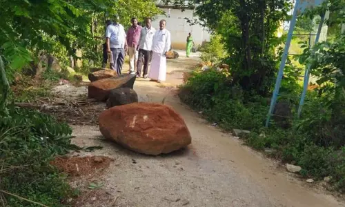 பாதையில் பாறாங்கற்களை வைத்து தடுப்பு பாதையில் பாறாங்கற்களை வைத்து தடுப்பு