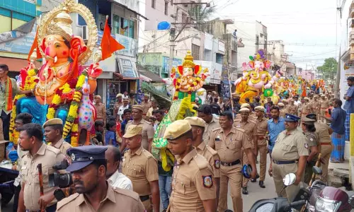 போலீஸ் பாதுகாப்புடன் விநாயகர் சிலைகள் ஊர்வலம் போலீஸ் பாதுகாப்புடன் விநாயகர் சிலைகள் ஊர்வலம்