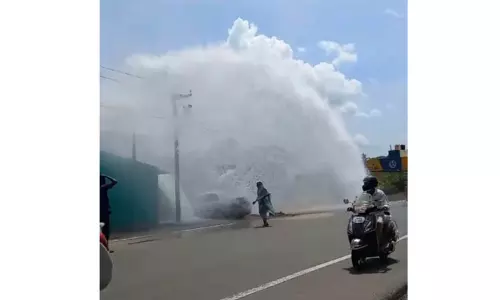 குடிநீர் குழாய் உடைந்து நீர்வீழ்ச்சி போல் வெளியேறிய தண்ணீர்