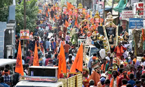 போலீசார், வழிபாட்டு குழுவினர் இடையே திடீர் வாக்குவாதம்