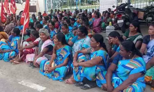 உள்ளாட்சித்துறை ஊழியர்கள் சங்கத்தினர் ஆர்ப்பாட்டம்