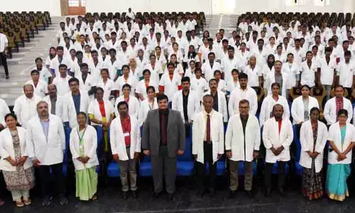 அரசு மருத்துவக்கல்லூரி மாணவர்களுக்கு வெள்ளை அங்கி வழங்கல்